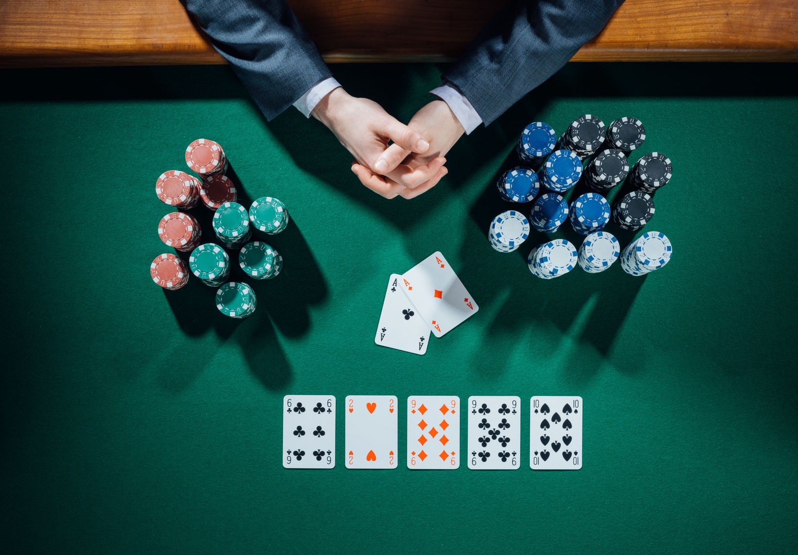 Know more about online betting in Poker games